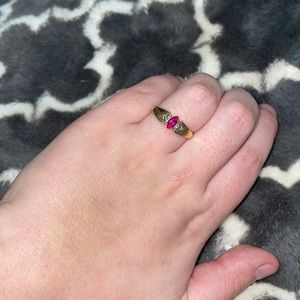 Gold ring with ruby and crystals